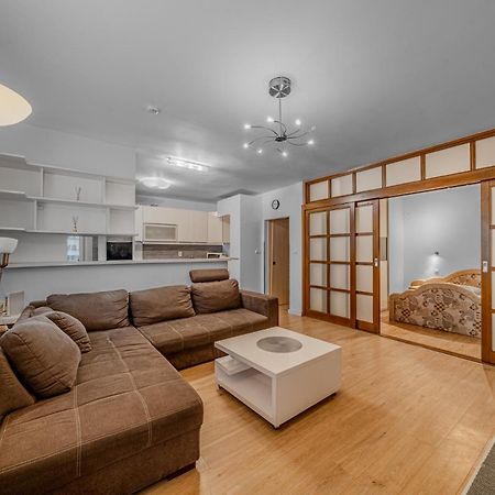 Huge Apartment Next To Train Station Close To The City Center Bratislava Bagian luar foto