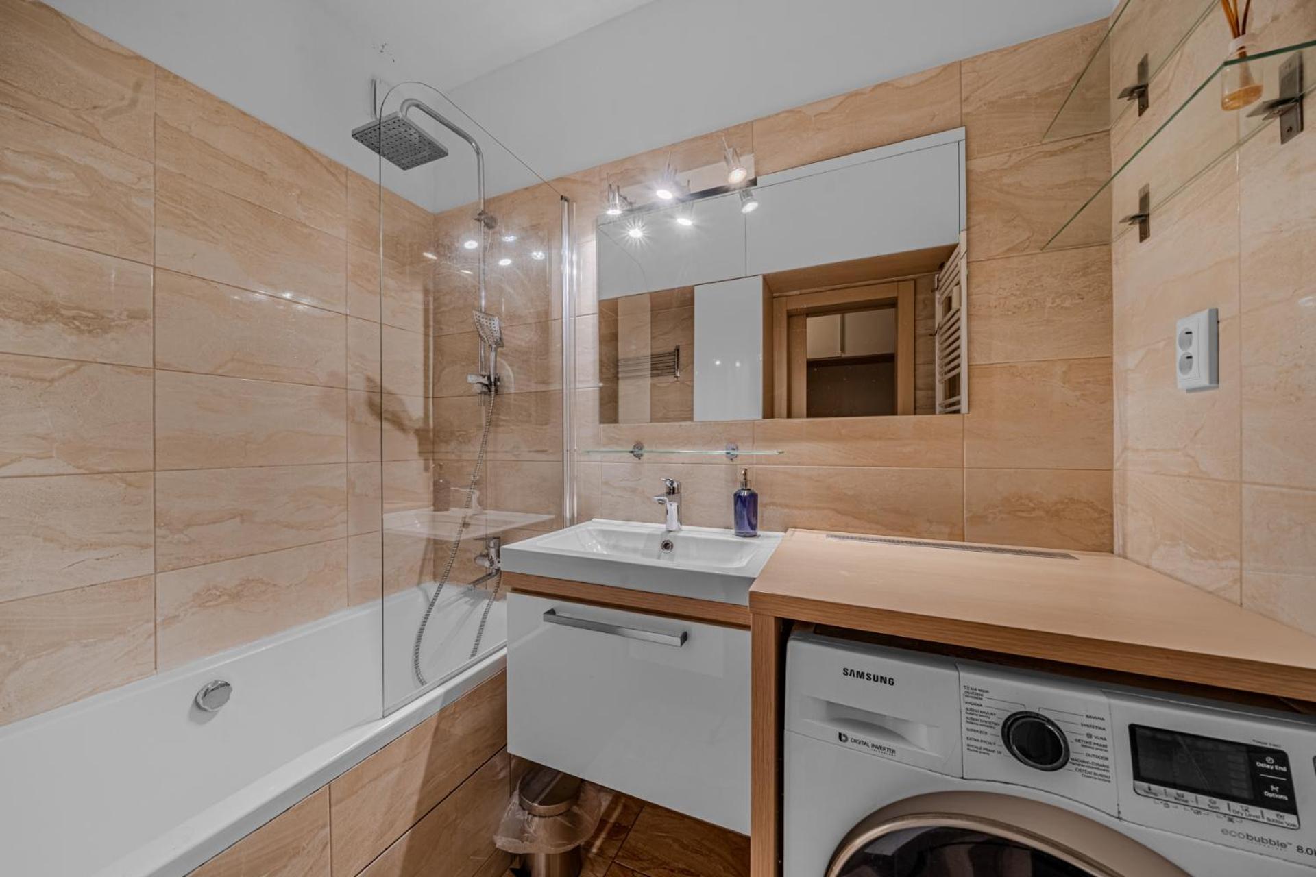 Huge Apartment Next To Train Station Close To The City Center Bratislava Bagian luar foto